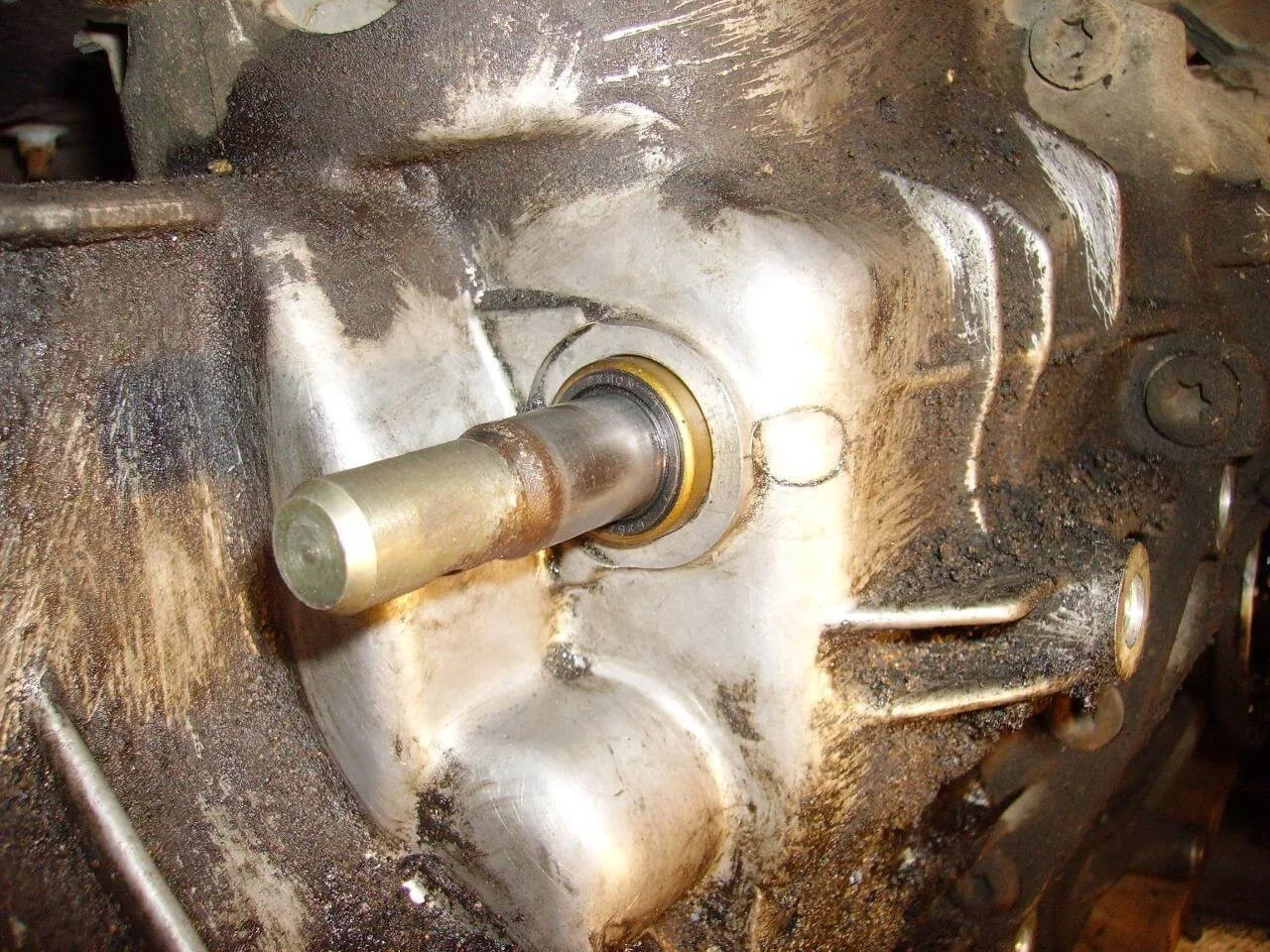 Запрессовка сальника штока переключения передач Audi 80